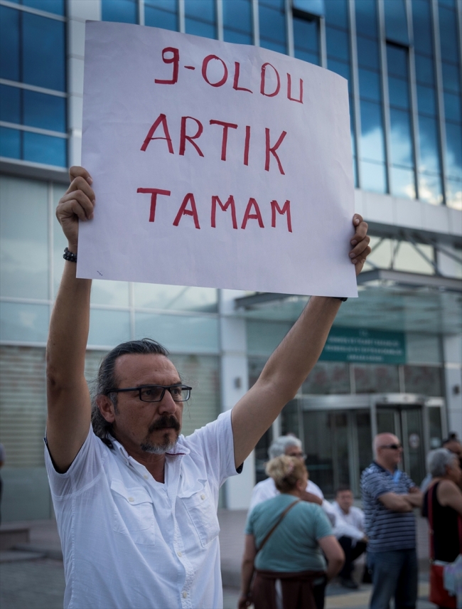 CHP’liler parti genel merkezinin önünde oturma eylemi yaptı